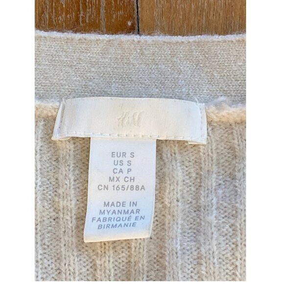 H&M BROOCH BUTTONS WORN ONCE IVORY CARDIGAN - Picture 5 of 6